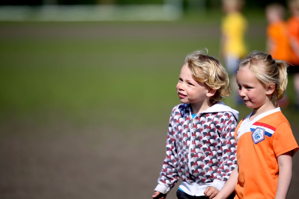 Joep 6 voetbal met Iris