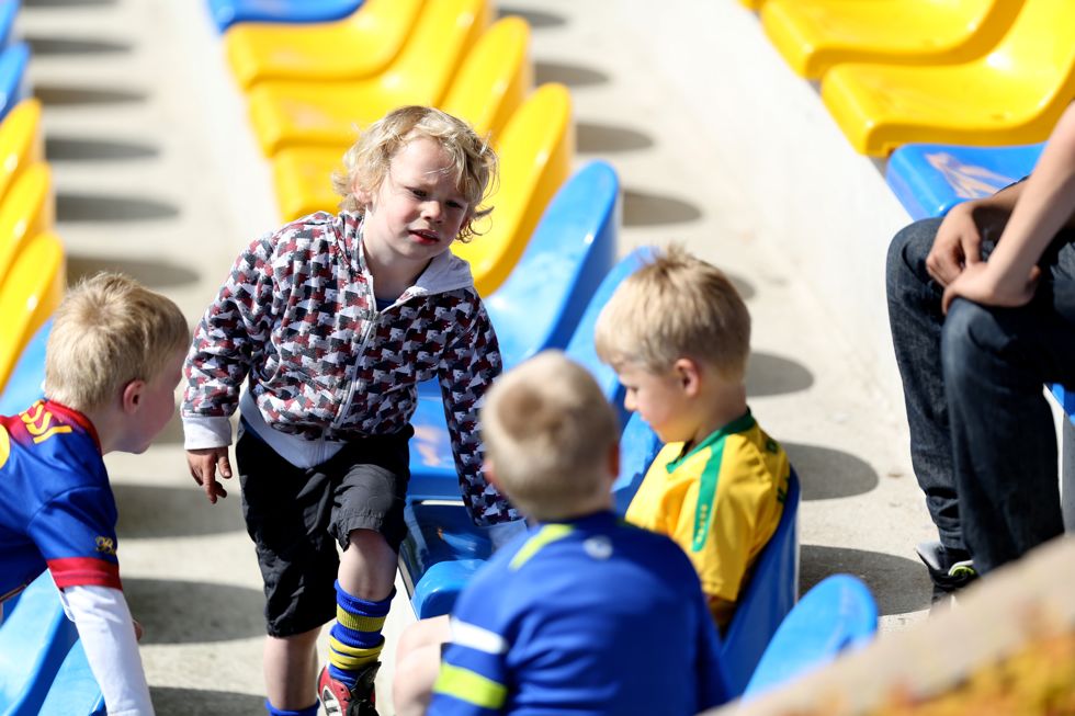 Joep 8 voetbal na de training op tribune 980